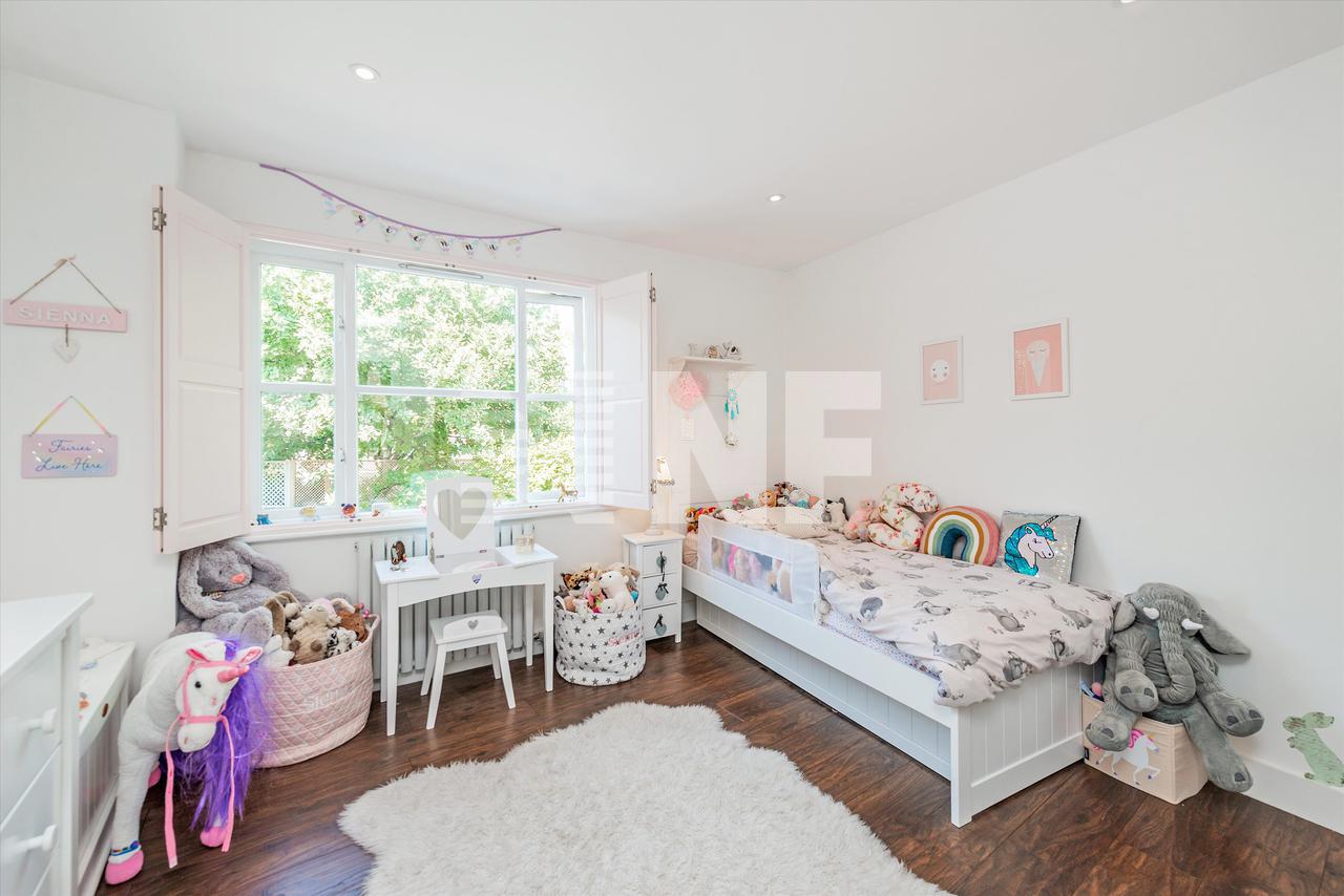 Продажа Вилла в Thames Crescent, Chiswick, London, W4 в Лондоне в Великобритании, цена € 2