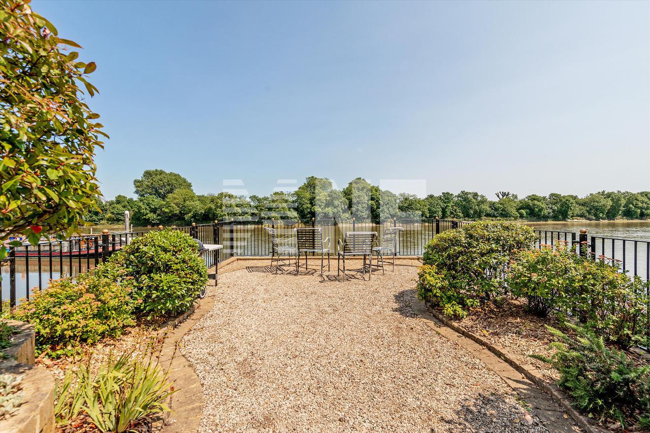 Продажа Вилла в Thames Crescent, Chiswick, London, W4 в Лондоне в