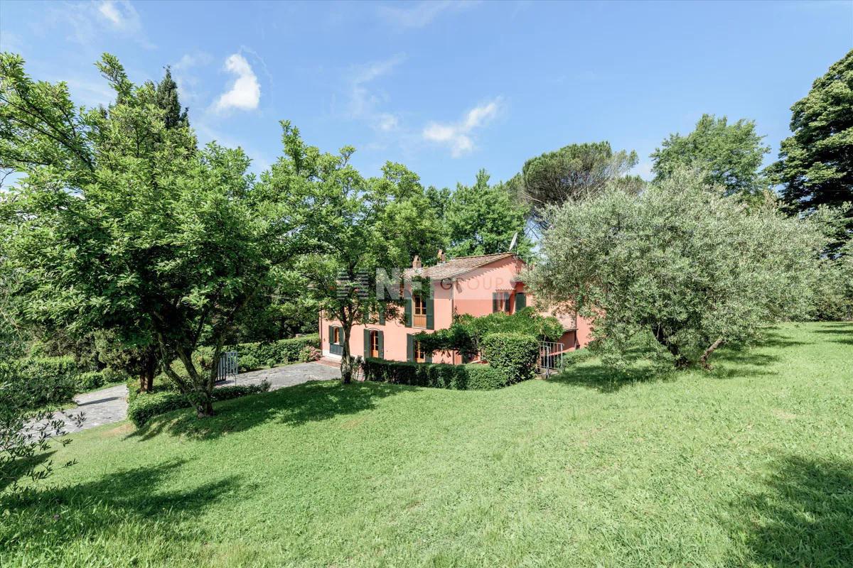 Элегантная вилла с садом (rsi012010022)