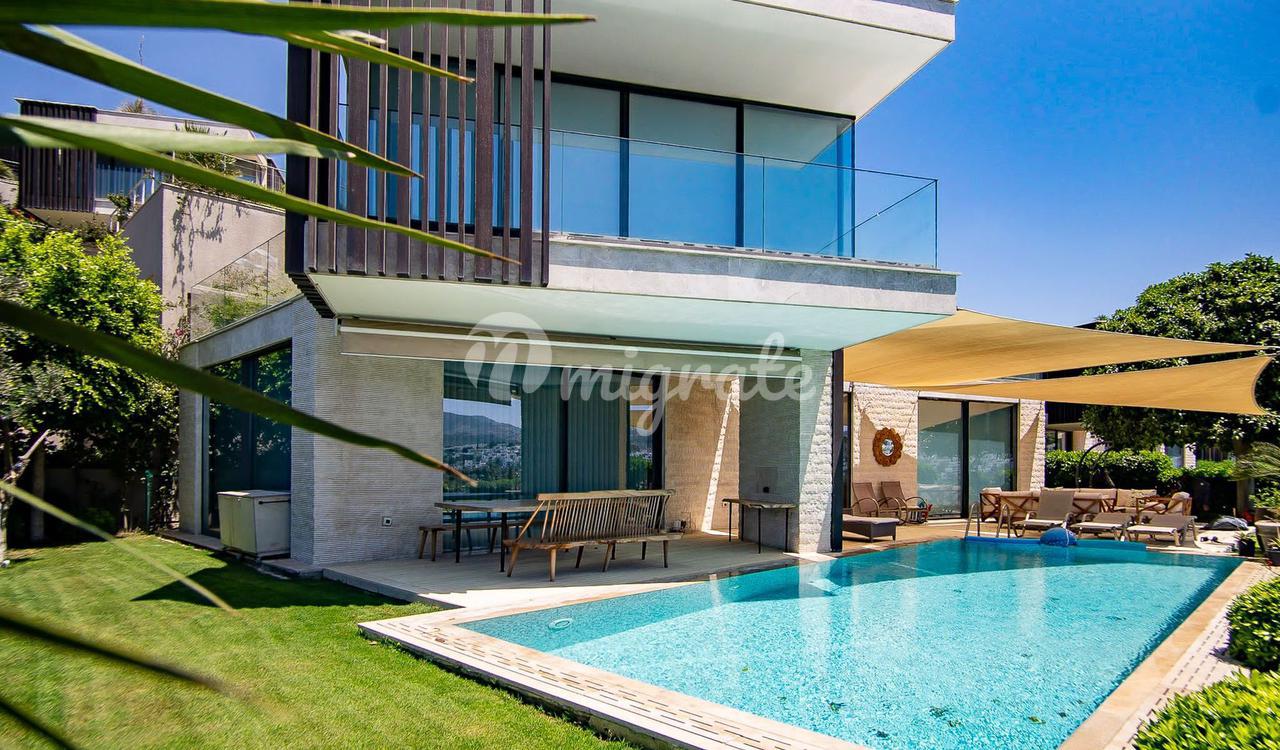 Роскошная двухэтажная вилла на берегу моря в Ялыкаваке